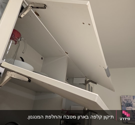 ארונות מטבח פתוחים עם כלים בפנים